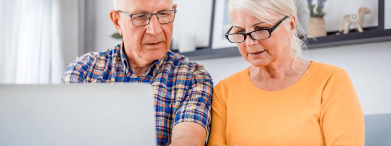couple de retraité se renseignant sur le regroupement de crédits avec trésorerie complémentaire