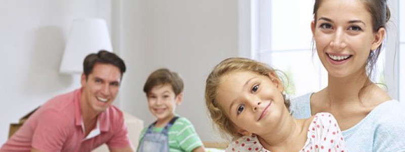 parents et enfants avec le sourire grâce au regroupement de crédits