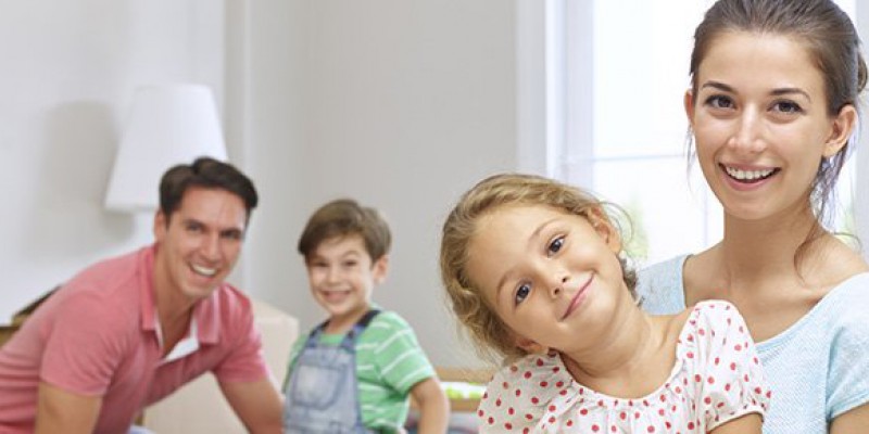 parents et enfants avec le sourire grâce au regroupement de crédits