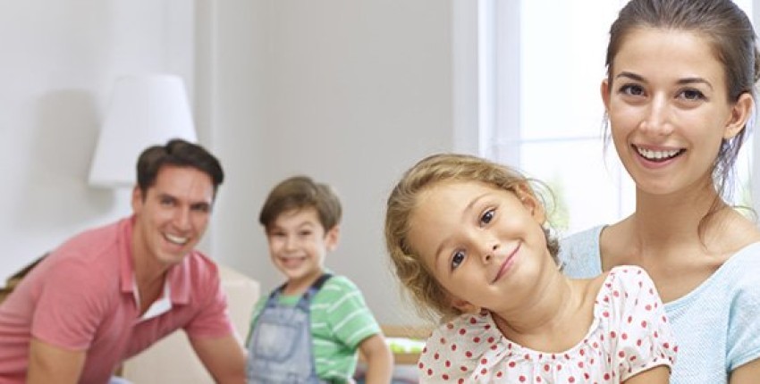 parents et enfants avec le sourire grâce au regroupement de crédits