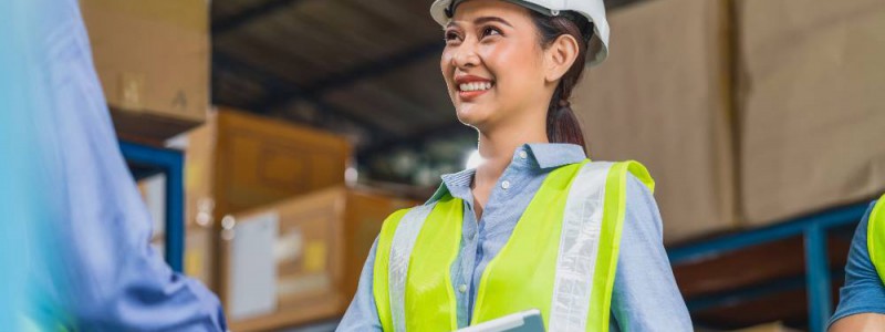 femme entrepreneure dans son entrepôt de logistique serrant la main du nouveau propriétaire du local commercial