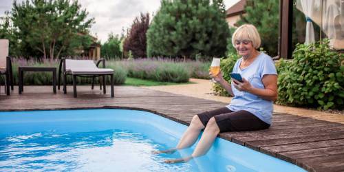 jardin avec piscine et personne retraitee les pieds dans l'eau