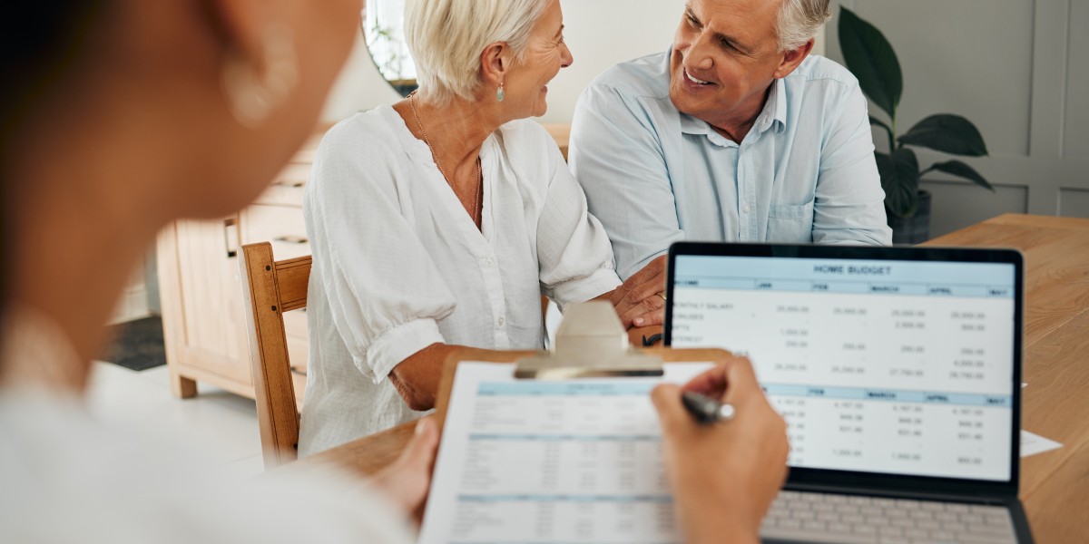 Un couple de seniors échangeant sereinement avec une conseillère sur leur contrat d'assurance obsèques pour protéger l'avenir de leur famille.