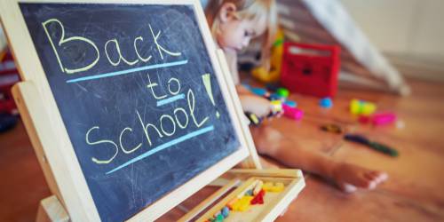 Back to school écrit sur un tableau noir avec un enfant derrière
