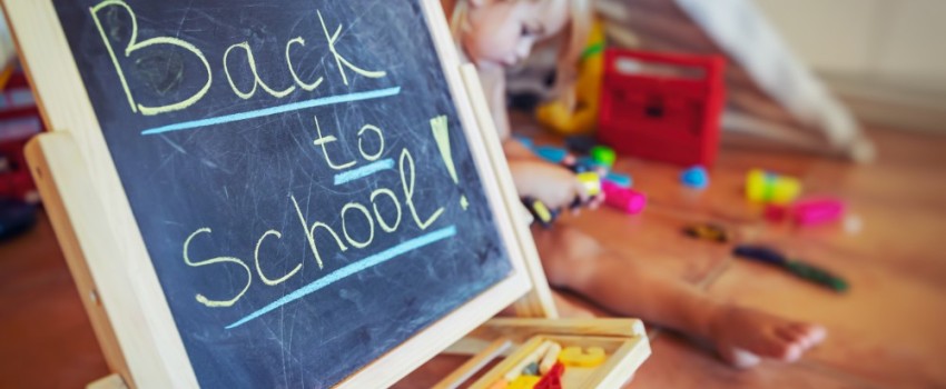 Back to school écrit sur un tableau noir avec un enfant derrière