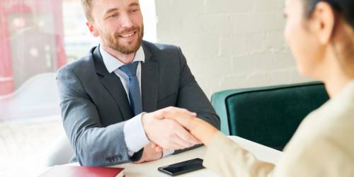 Banquier serrant la main d'une emprunteuse