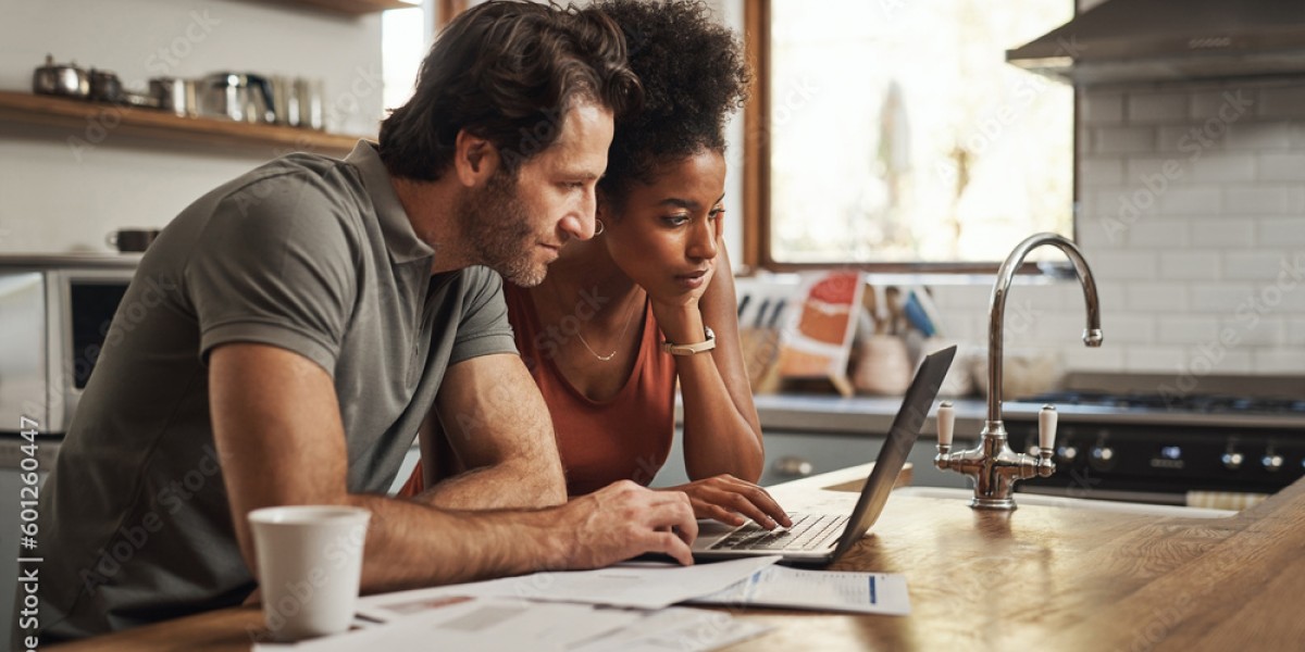 Couple calculant le montant du restant dû