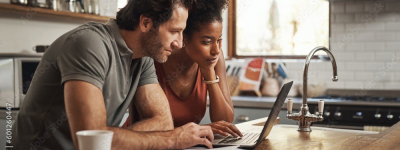 Couple calculant le montant du restant dû