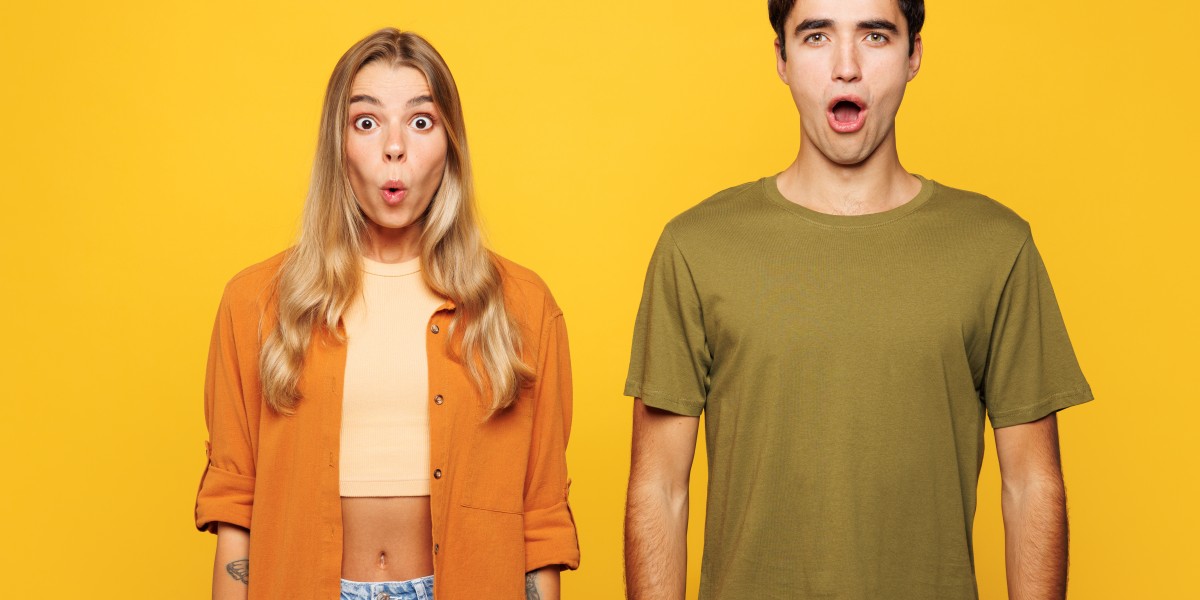 couple étonné sur un fond coloré