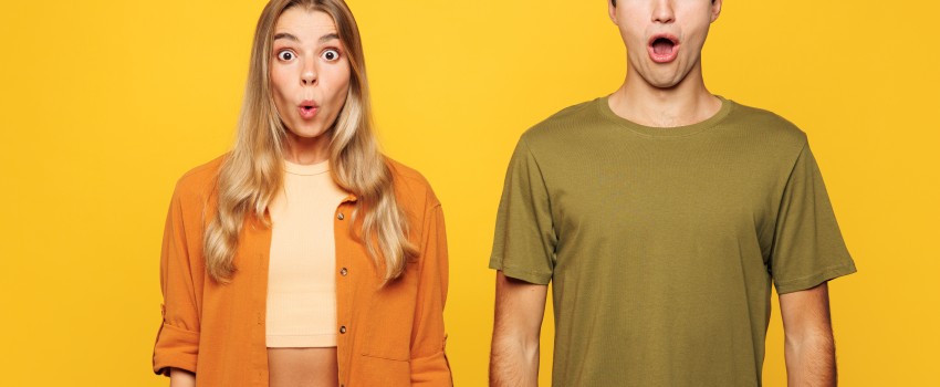 couple étonné sur un fond coloré