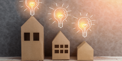 Trois ampoules idées surmontant trois maisons en cartons, représentant les idées pour choisir un fournisseur d'éléctricité pour un bien neuf