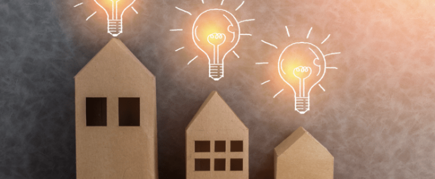 Trois ampoules idées surmontant trois maisons en cartons, représentant les idées pour choisir un fournisseur d'éléctricité pour un bien neuf