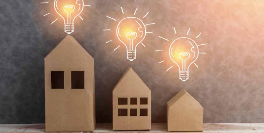 Trois ampoules idées surmontant trois maisons en cartons, représentant les idées pour choisir un fournisseur d'éléctricité pour un bien neuf