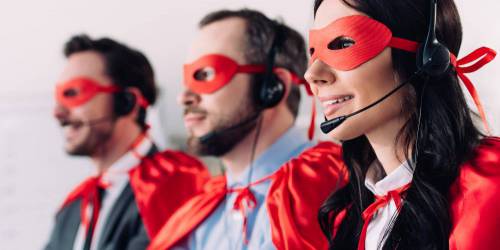 conseillers de Partners Finances déguisés en super-héros prêts à répondre à vos questions par téléphone