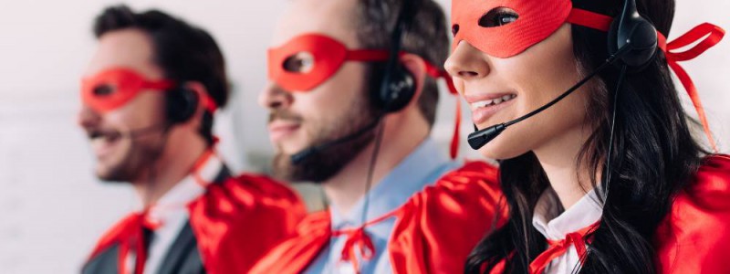 conseillers de Partners Finances déguisés en super-héros prêts à répondre à vos questions par téléphone