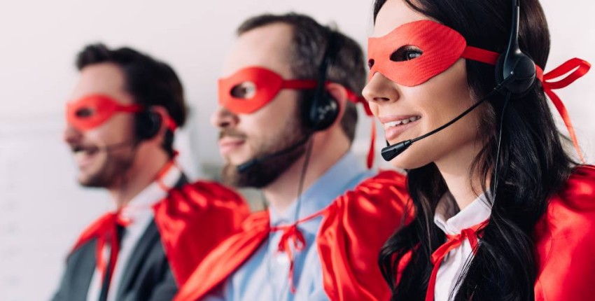 conseillers de Partners Finances déguisés en super-héros prêts à répondre à vos questions par téléphone