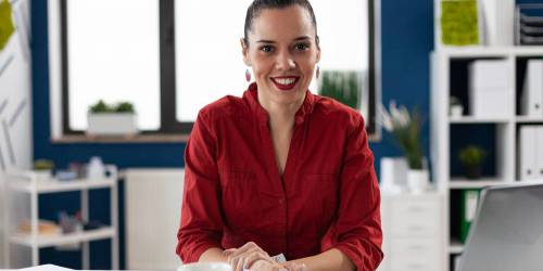 femme entrepreneure à son bureau