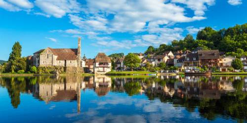 Chapelle et maison au bord de l'eau à Beaulieu-sur-Dordogne