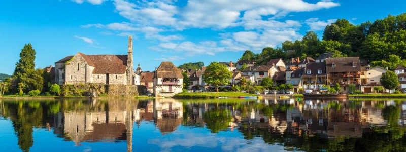 Chapelle et maison au bord de l'eau à Beaulieu-sur-Dordogne