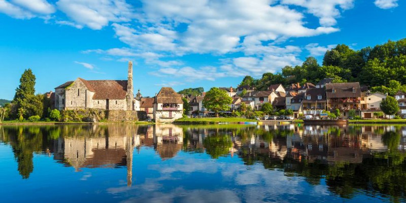 Chapelle et maison au bord de l'eau à Beaulieu-sur-Dordogne