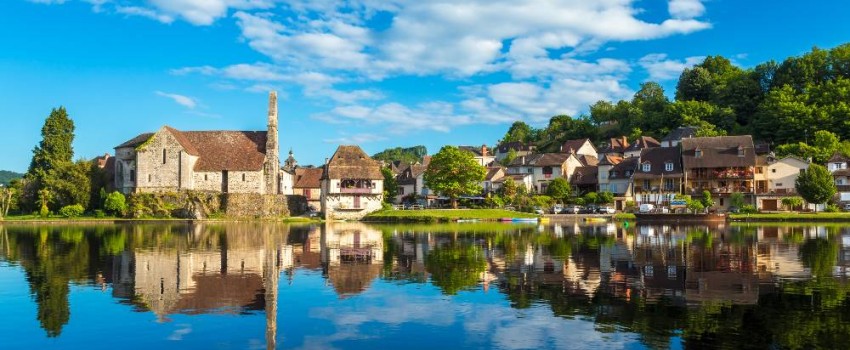 Chapelle et maison au bord de l'eau à Beaulieu-sur-Dordogne