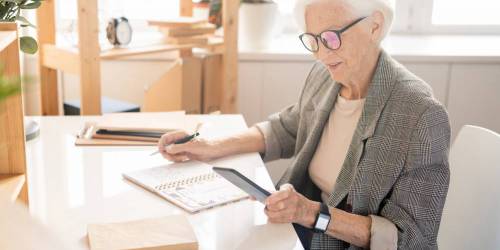 femme senior à son bureau