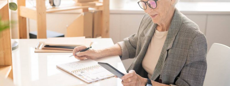 femme senior à son bureau