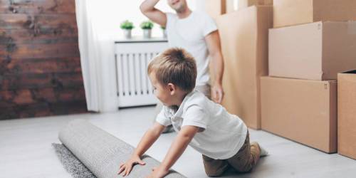 Un Papa et son fils préparent les cartons pour le déménagement