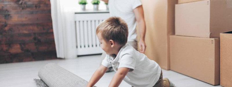 Un Papa et son fils préparent les cartons pour le déménagement