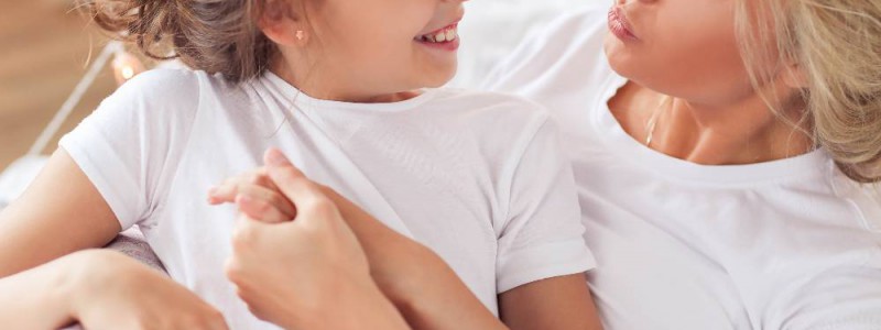 petite fille dans les bras de sa mère