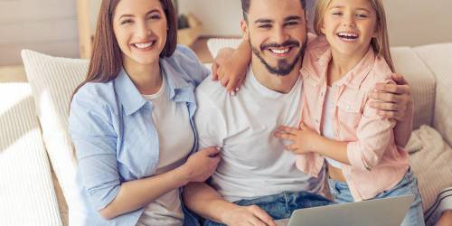 famille heureuse mère père et fille