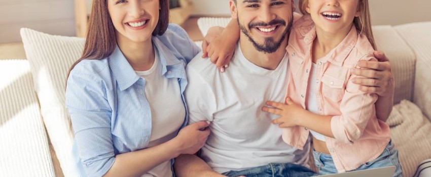 famille heureuse mère père et fille