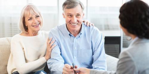 Couple de retraités heureux et soulagés d'avoir contracté un rachat de crédits pour diminuer les mensualités