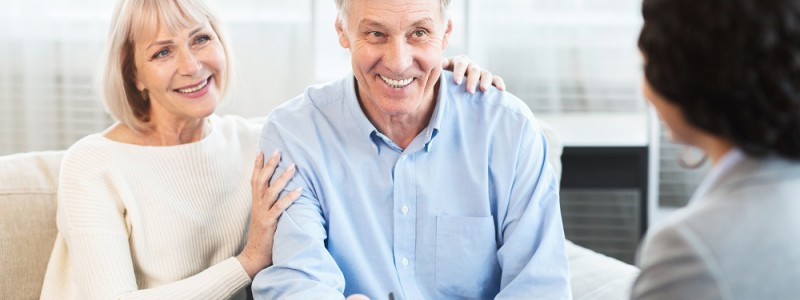 Couple de retraités heureux et soulagés d'avoir contracté un rachat de crédits pour diminuer les mensualités