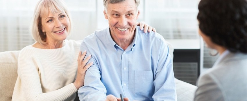 Couple de retraités heureux et soulagés d'avoir contracté un rachat de crédits pour diminuer les mensualités