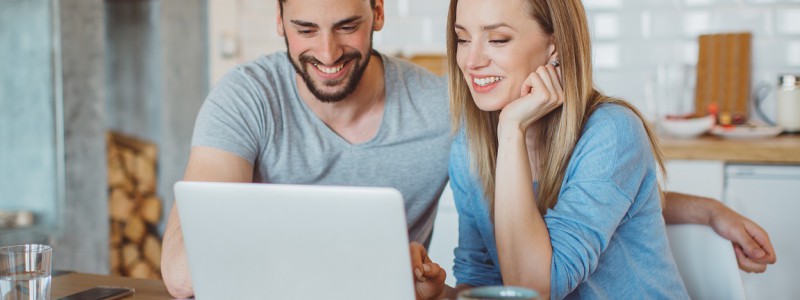 Un couple effectue un rachat de prêts personnels devant leur ordinateur