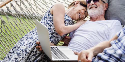 Un couple de retraité heureux d'obtenir leur rachat de crédits au meilleur taux