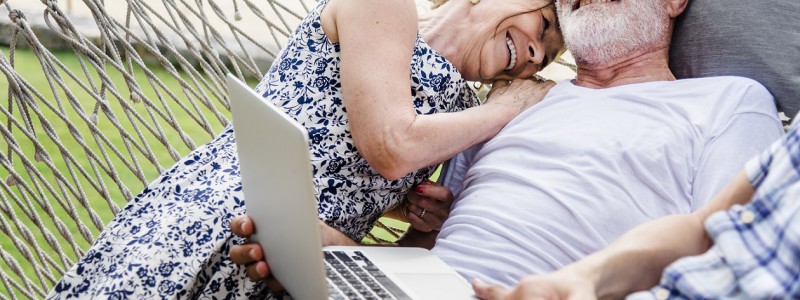 Un couple de retraité heureux d'obtenir leur rachat de crédits au meilleur taux