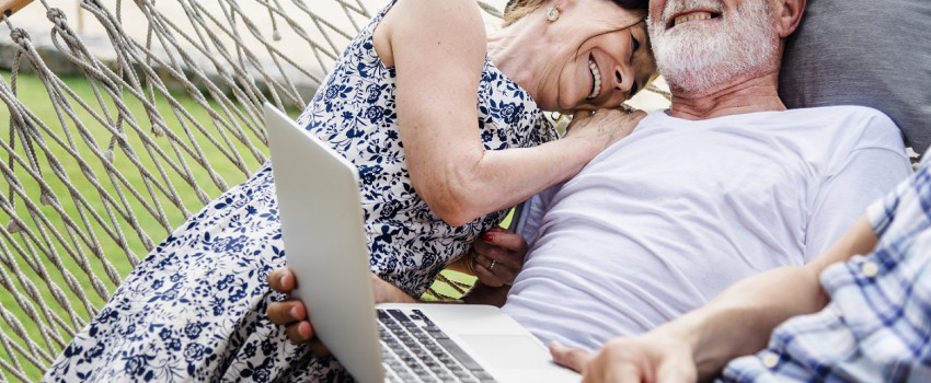 Un couple de retraité heureux d'obtenir leur rachat de crédits au meilleur taux