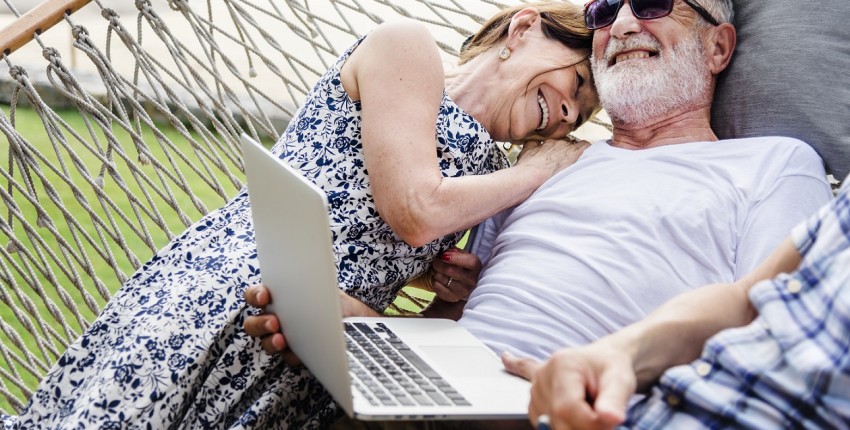 Un couple de retraité heureux d'obtenir leur rachat de crédits au meilleur taux