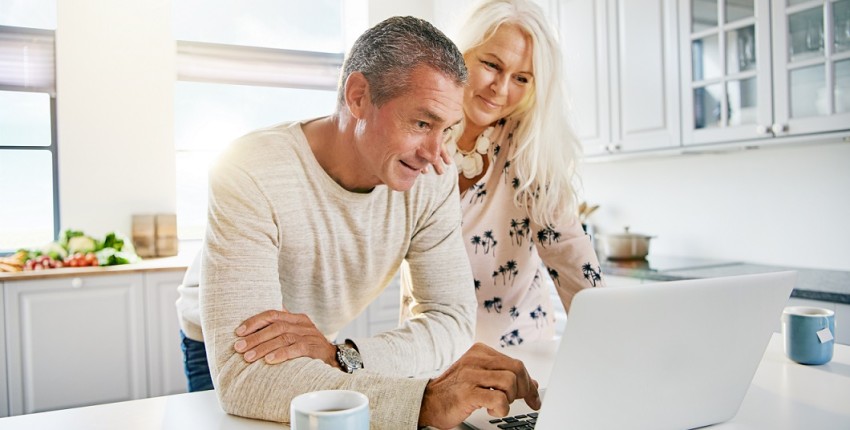 un couple de retraité anticipe une baisse de revenus grâce au rachat de crédits