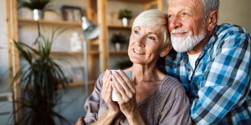 couple de retraités sereins face à l'avenir après un prêt de trésorerie hypothécaire