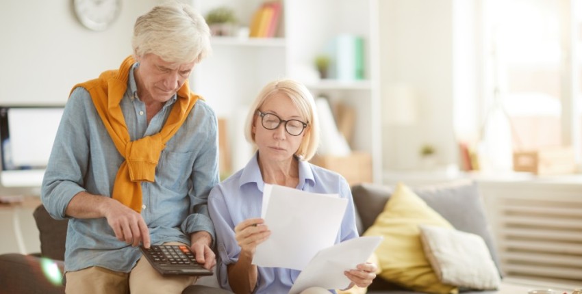 Couple senior vérifiant le calcul de la taxe d'habitation