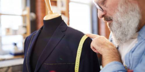 tailleur préparant un costume sur-mesure
