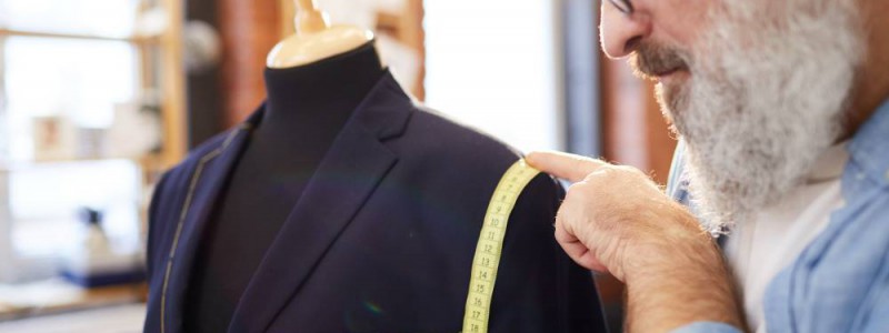 tailleur préparant un costume sur-mesure