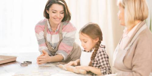 grand-mère mère et fille faisant de la pâtisserie ensemble