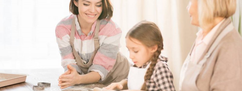 grand-mère mère et fille faisant de la pâtisserie ensemble