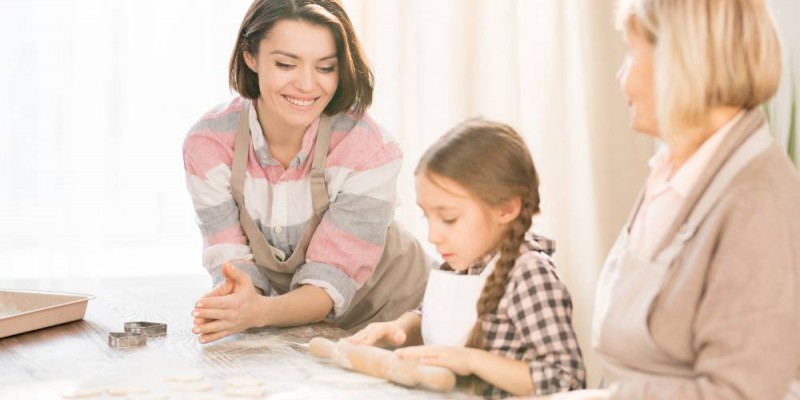 grand-mère mère et fille faisant de la pâtisserie ensemble