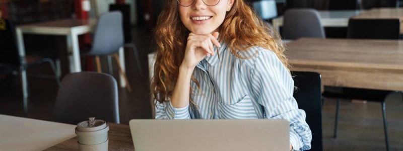 Femme travaillant à la création de son entreprise