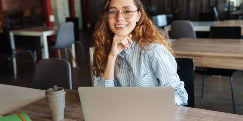 Femme travaillant à la création de son entreprise